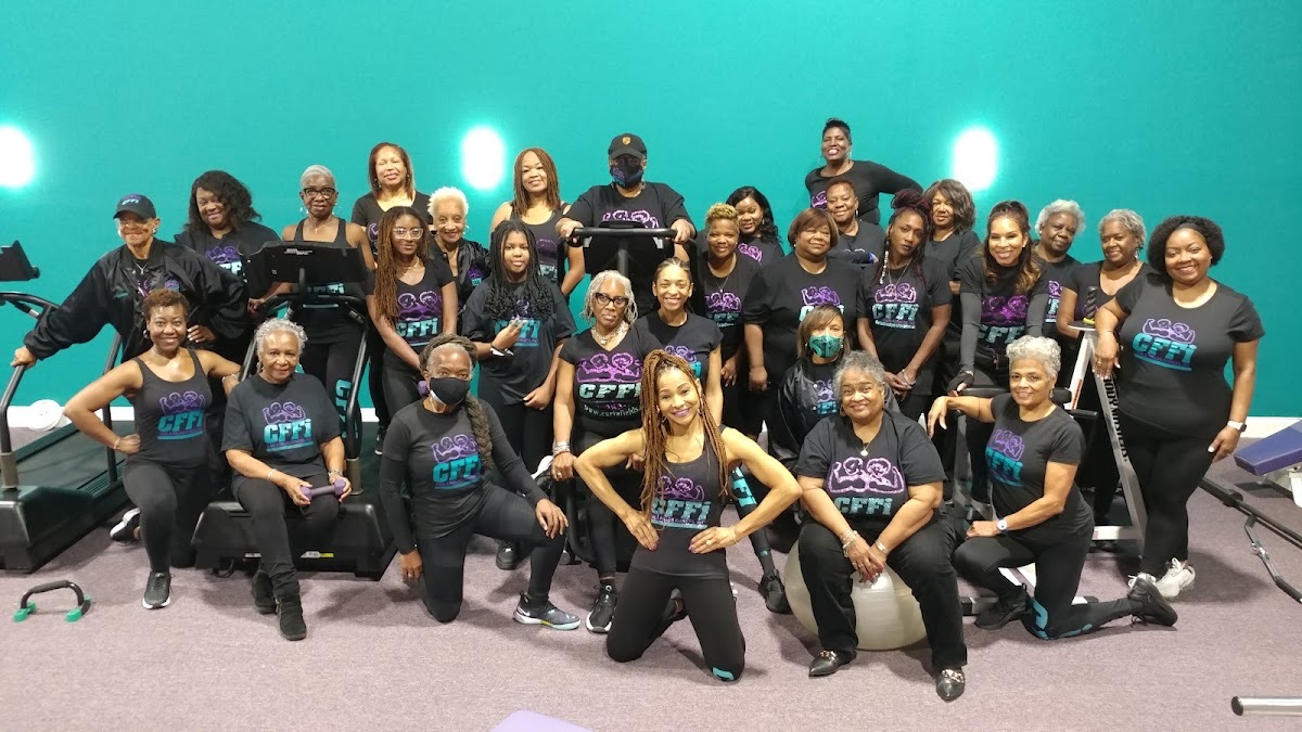 A full class of members in CFFi shirts at Carla Fields Fitness